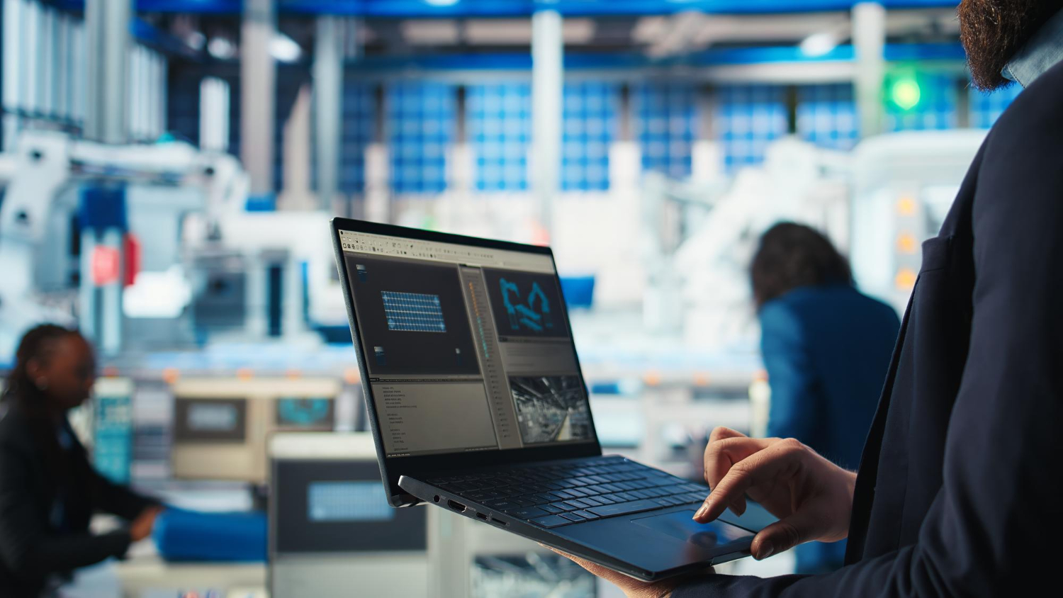 Sviluppo Software MES: Laptop con interfaccia software MES in un ambiente industriale, utilizzato per monitorare processi produttivi.