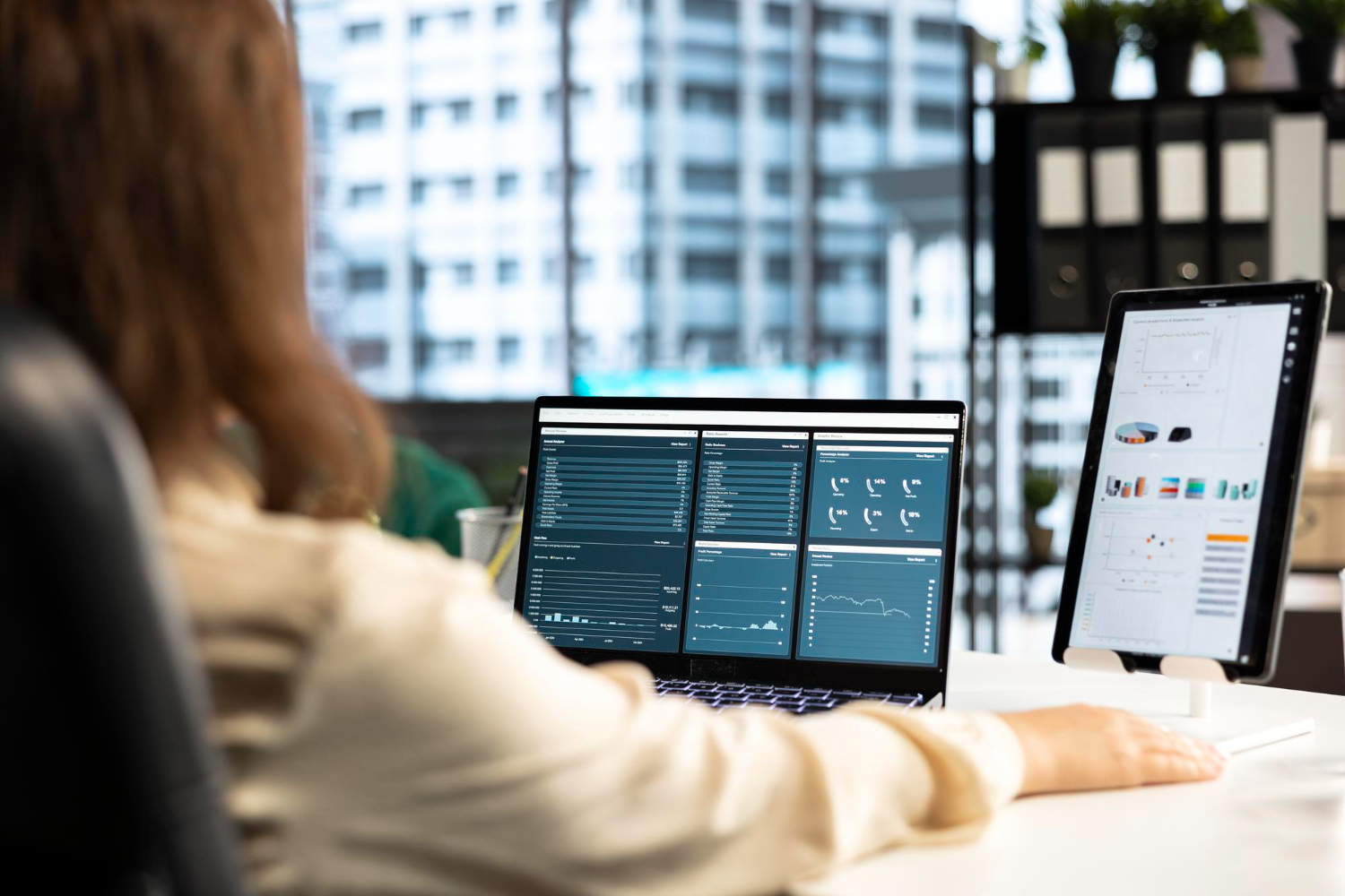 Sviluppo Software ERP su Misura: Laptop e tablet con dashboard per analisi dati e gestione aziendale.