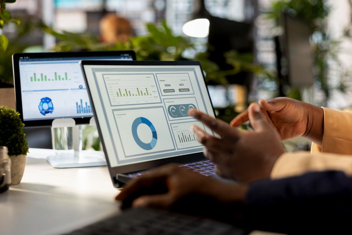 Collaborazione su dashboard CRM con grafici e KPI per ottimizzare la gestione clienti.