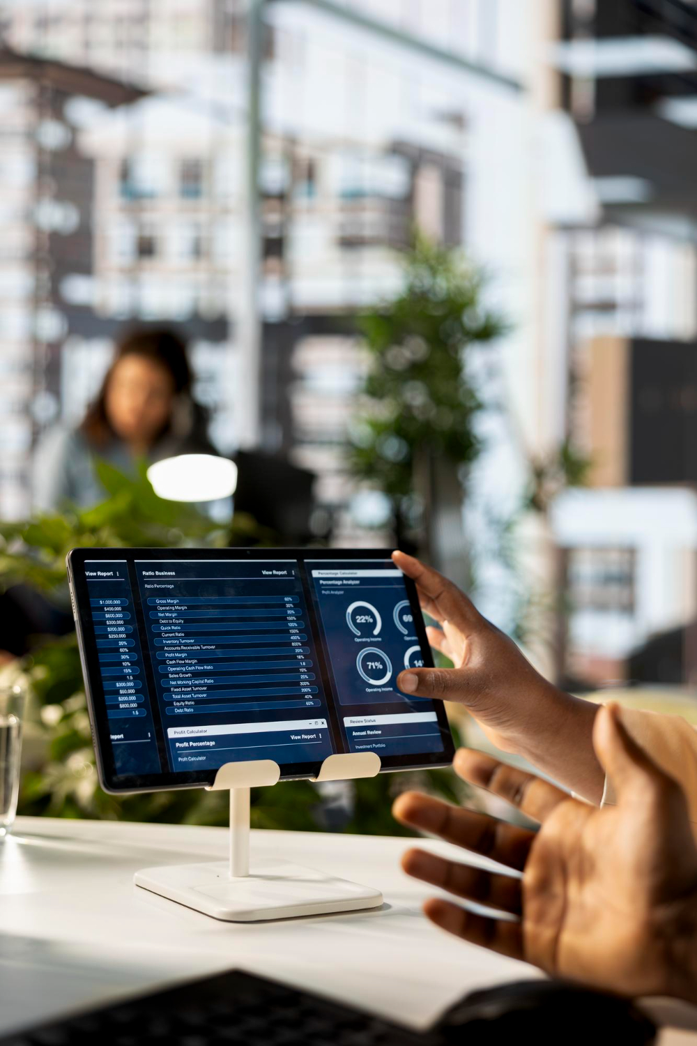 Sviluppo Software ERP su Misura: Dashboard ERP su tablet con grafici e indicatori di performance
