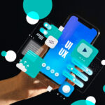 Interfaccia UX/UI visualizzata su smartphone con elementi grafici e componenti digitali che rappresentano la progettazione di app.