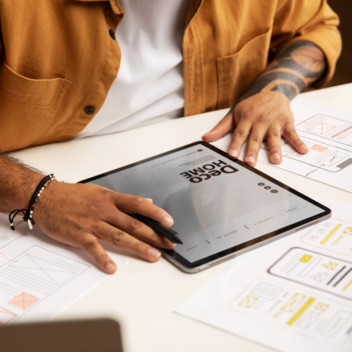 Designer UX che crea interfacce digitali e scrive testi con UX Writing per migliorare l’esperienza utente