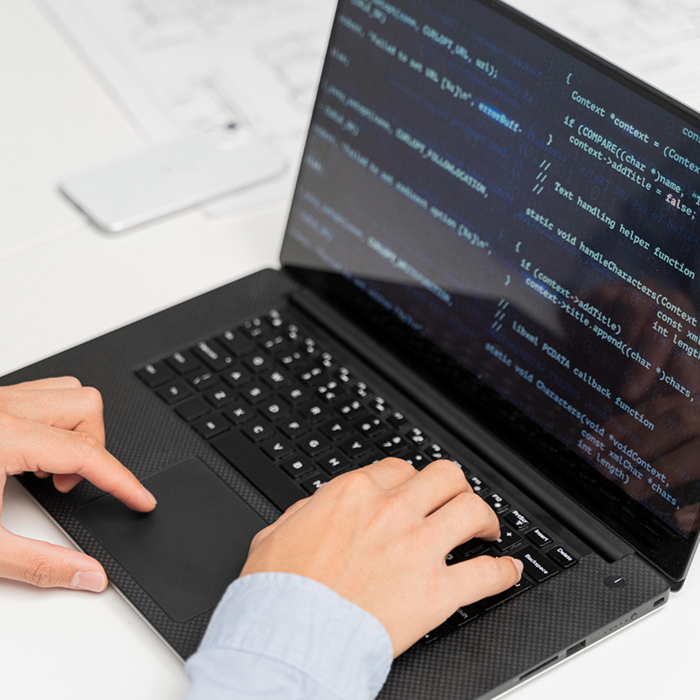 Sviluppatore software scrive codice su laptop, ambiente di lavoro tecnico e concentrato