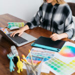 Giovane graphic designer che lavora con strumenti di AI e graphic design su un progetto creativo al computer