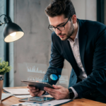 Manager analizza dati digitali su tablet per pianificare investimenti software e beneficiare dell’iperammortamento 2026.