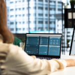 Dashboard di un software su misura con analisi dati e sistemi aziendali personalizzati